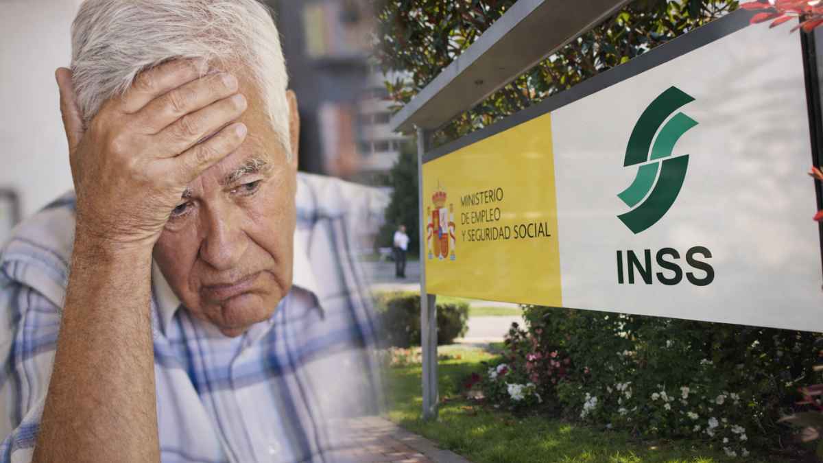 Jubilado preocupado junto a una oficina del INSS por la posible bajada de su pensión en 2026