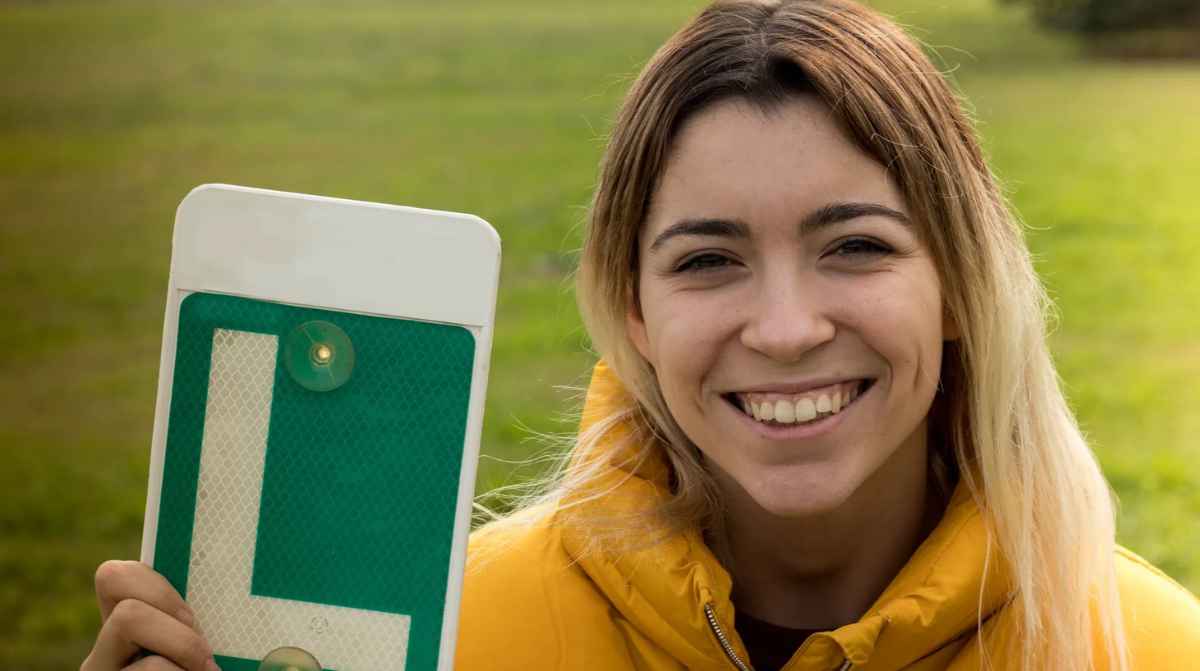 Joven con la L tras obtener el carnet de conducir gratis gracias a la Cámara de Comercio