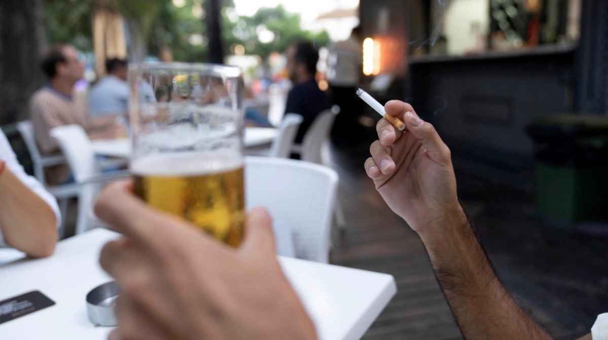 Transportista consumiendo cerveza durante una baja por ansiedad en un caso de despido avalado por la Justicia andaluza