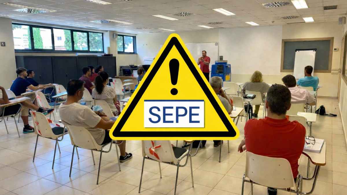 Aula con desempleados realizando un curso de formación mientras el SEPE advierte del riesgo de perder el paro
