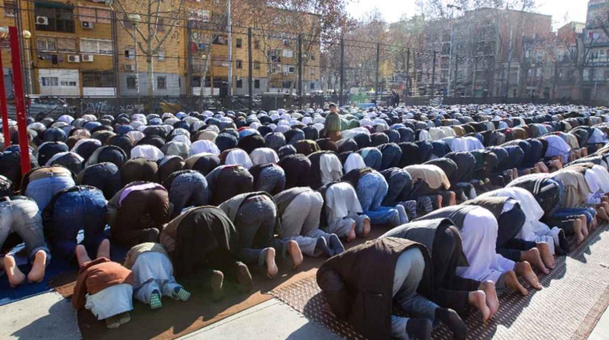 Trabajadores musulmanes rezando durante el Ramadán en España en el rezo del viernes