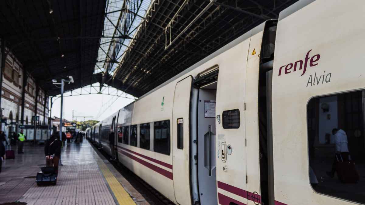 Tren de Renfe en una estación de Cataluña donde LogiRAIL ofrece empleo como auxiliar de información sin experiencia