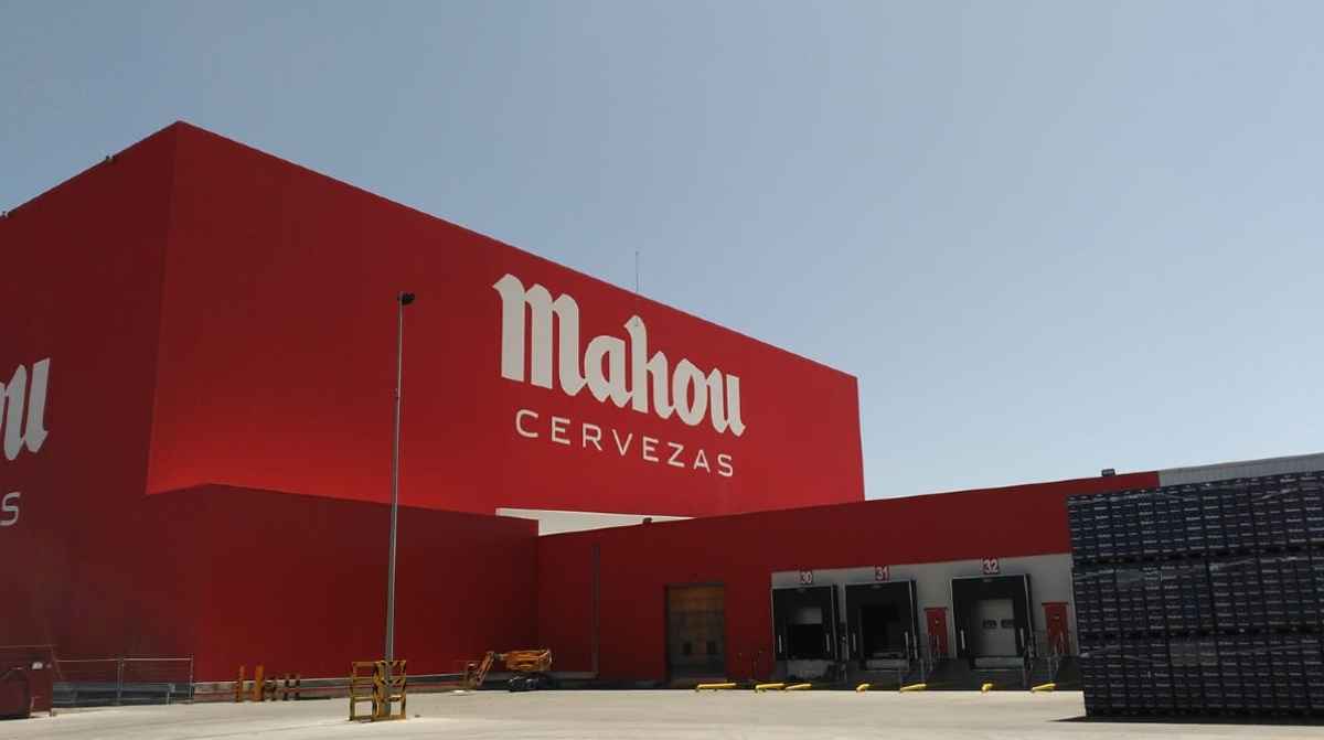 Fachada de la fábrica de Mahou San Miguel en España donde ha publicado nuevas ofertas de empleo