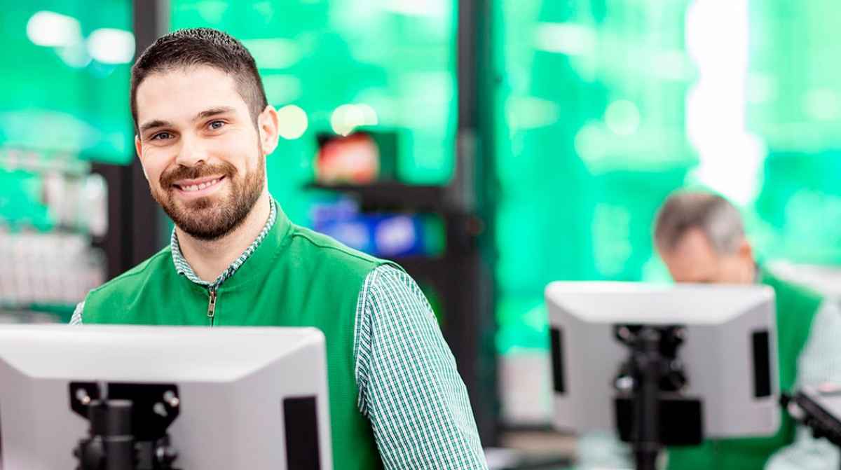 Trabajador en caja de Mercadona durante el proceso de selección de verano con sueldos de hasta 2.346 euros al mes