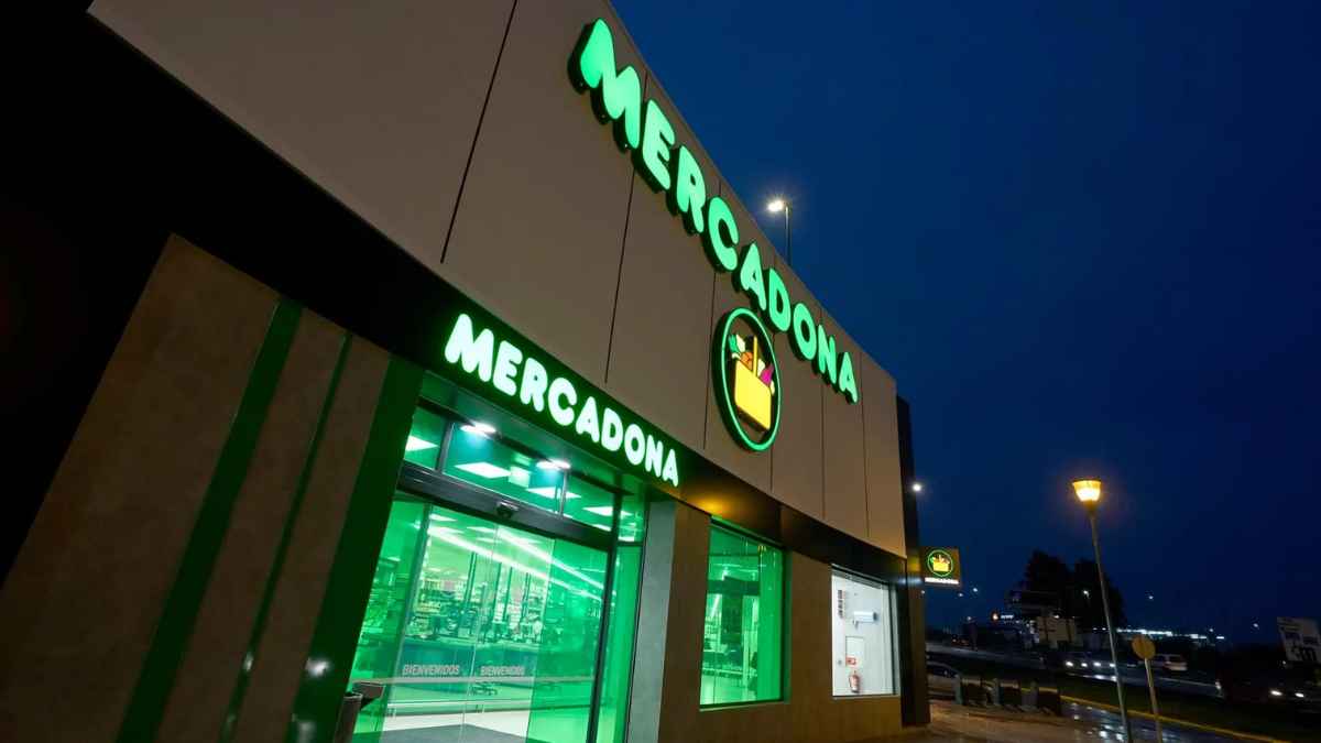 Fachada de un supermercado Mercadona de noche con ofertas de empleo en turno nocturno
