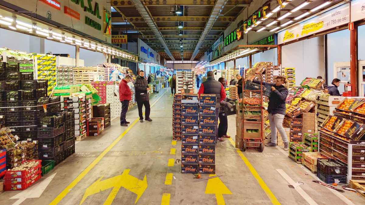 Trabajadores en Mercamadrid durante turno nocturno en un almacén de distribución
