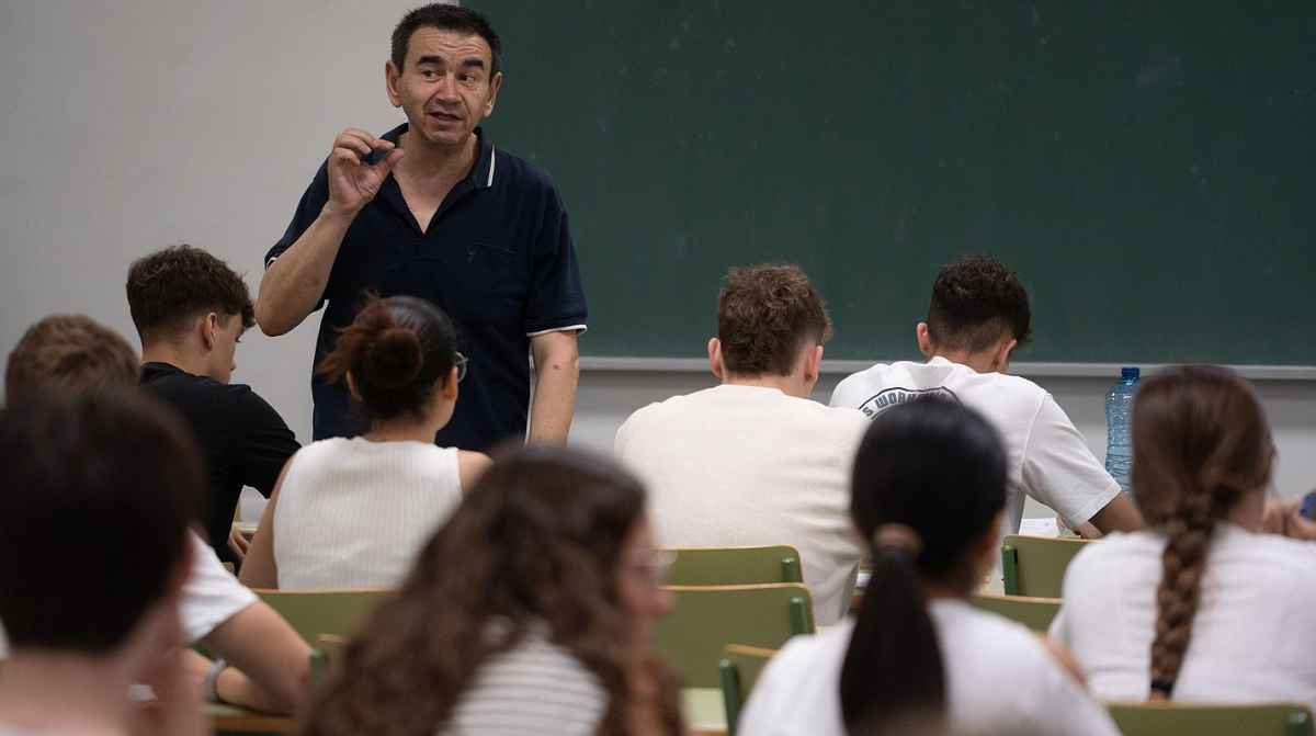 Profesor vigilando examen de oposiciones docentes en Madrid con plazas vacantes sin cubrir