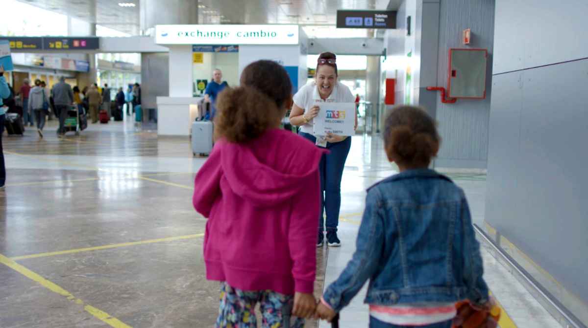 Empleada de MTS Globe recibe a turistas en aeropuerto durante campaña de empleo 2026 en Palma y Maó