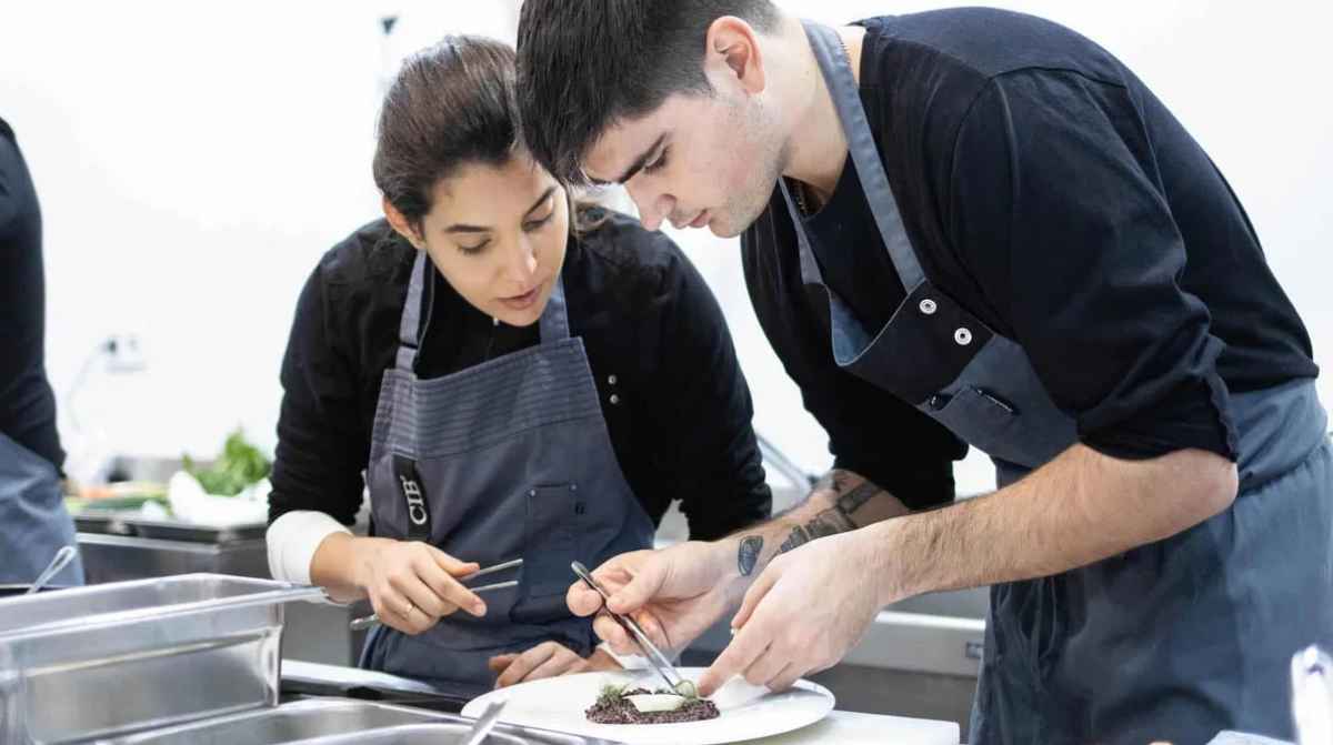 Alumnos de FP en Hostelería y Cocina durante una práctica en Murcia