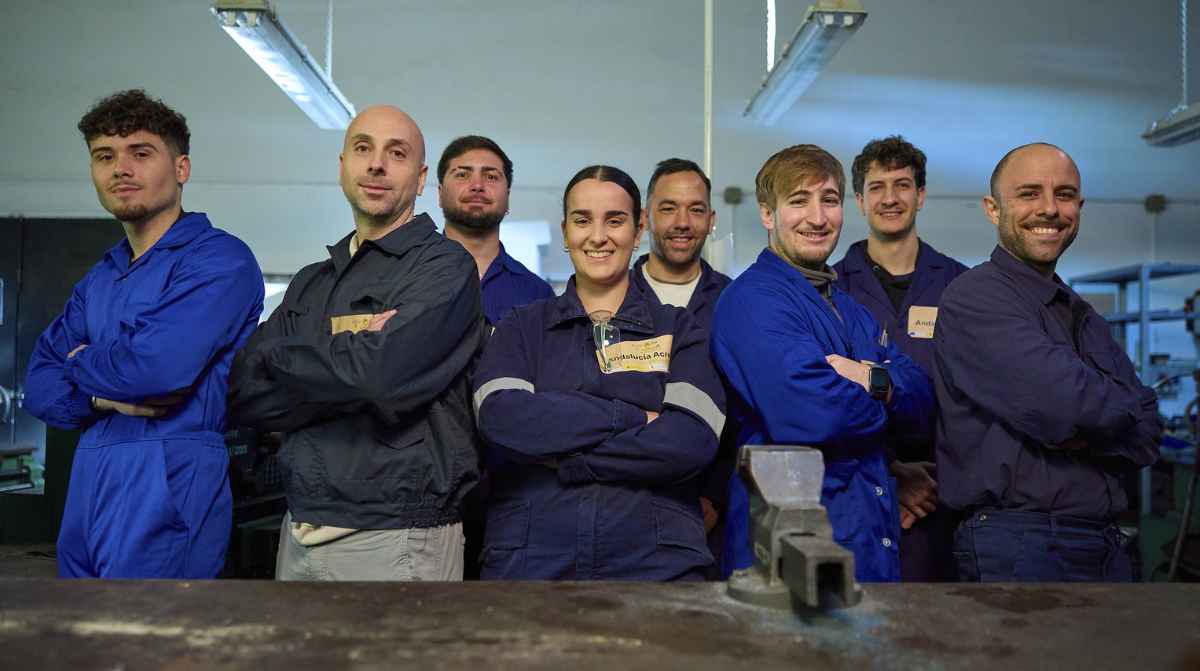 Noelia Márquez con sus compañeros del grado superior de FP Mecatrónica en el taller industrial de Huelva