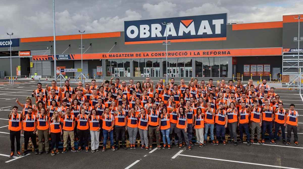Empleados de Obramat frente a uno de sus almacenes donde buscan 328 vendedores y operarios logísticos con contrato indefinido