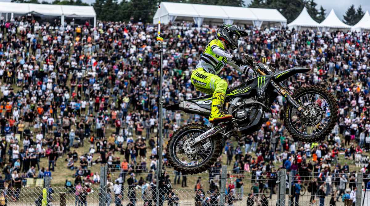 Piloto en salto durante el Mundial de Motocross en Almonte ante miles de espectadores