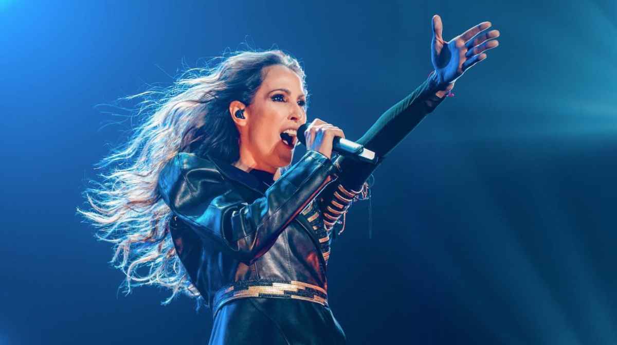 Malú cantando en concierto en Madrid relacionado con la oferta laboral de 1.000 euros VIP