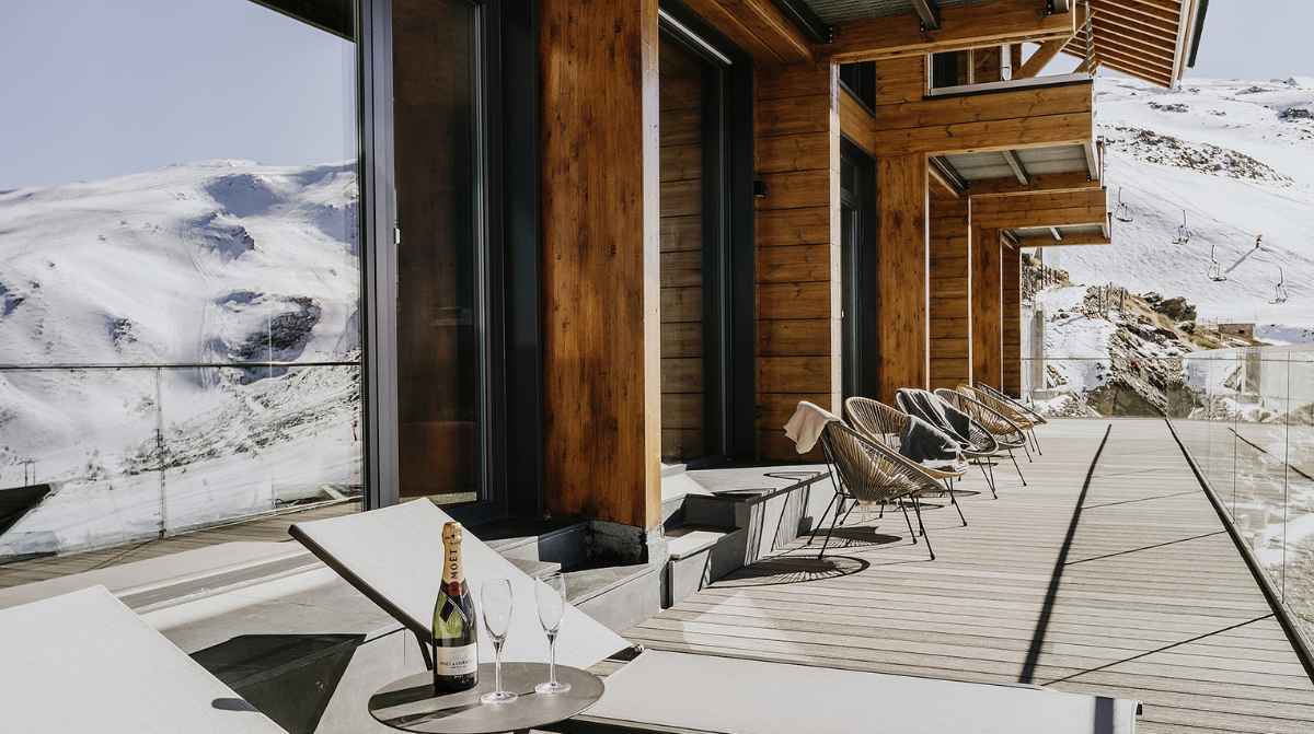 Terraza de hotel de lujo en Sierra Nevada incluida en la oferta laboral de SPAINSNOW por 1.000 euros