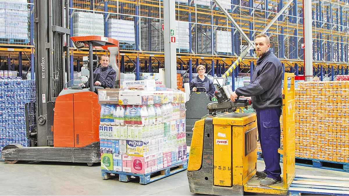 Operarios y preparadores de pedidos trabajando en un almacén logístico en Dos Hermanas