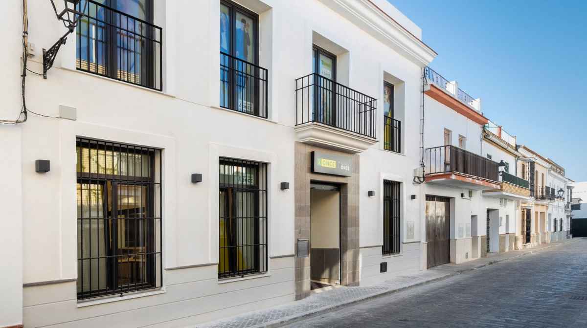 Fachada de una sede de la ONCE donde se buscan administrativos para trabajar 36 horas semanales