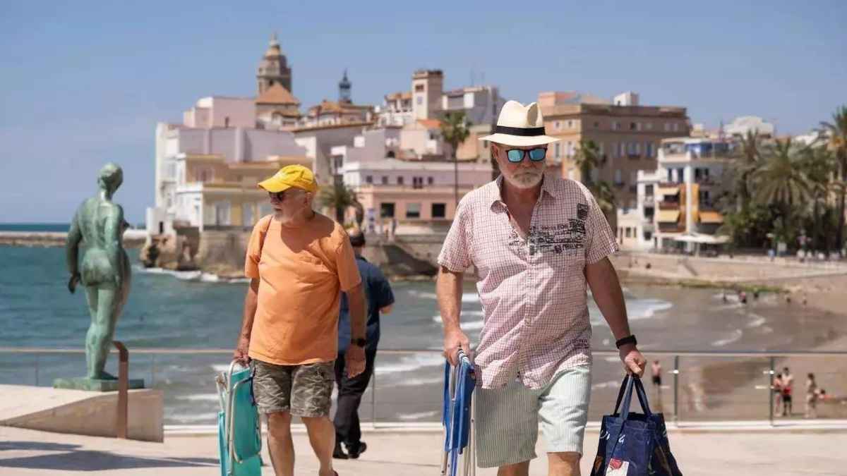 Jubilados paseando por una zona costera en España
