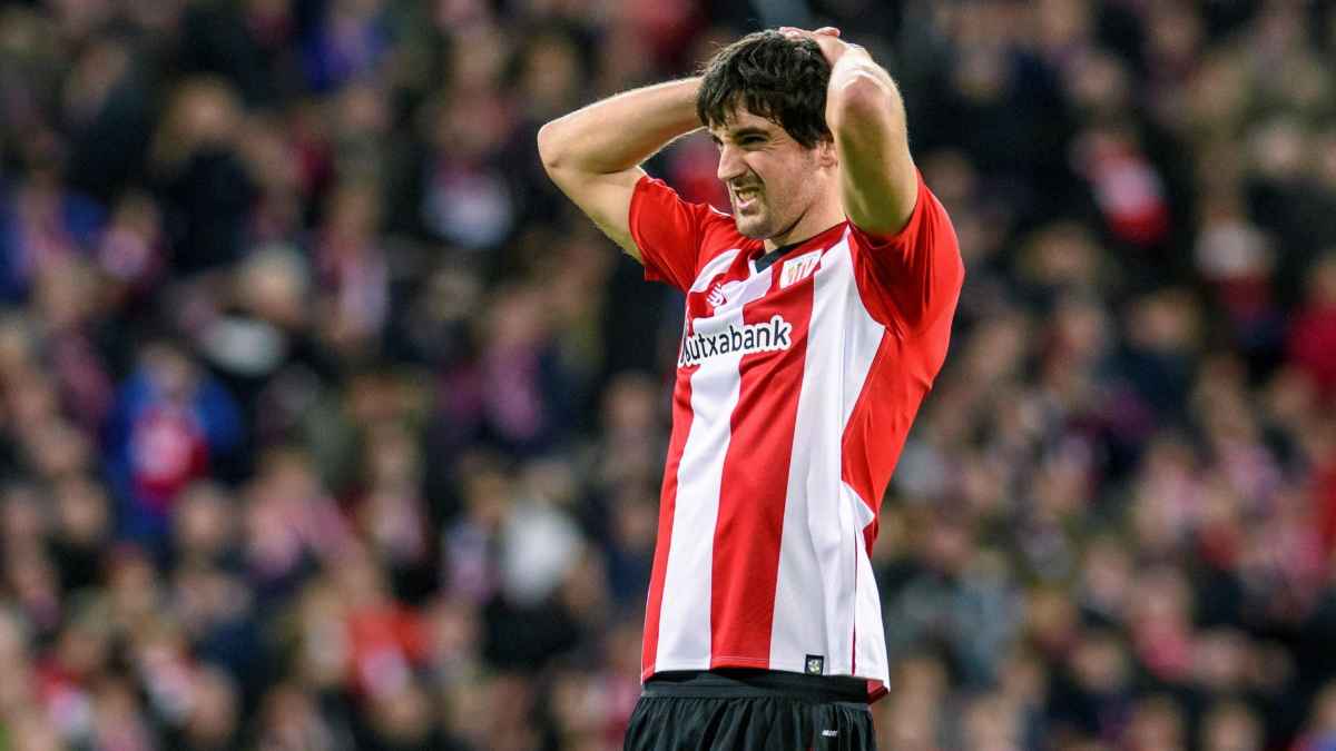Mikel San José durante un partido con el Athletic Club antes de su retirada por incapacidad permanente
