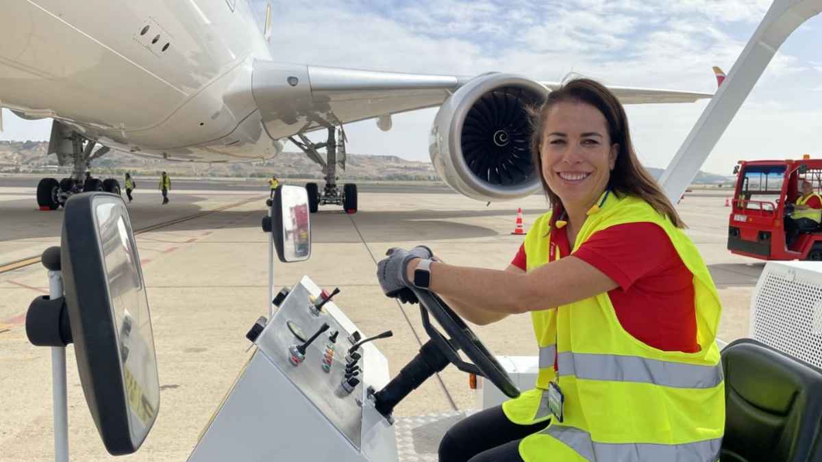 Personal trabajando en el aeropuerto de Madrid junto a un avión en jornada de 12 horas