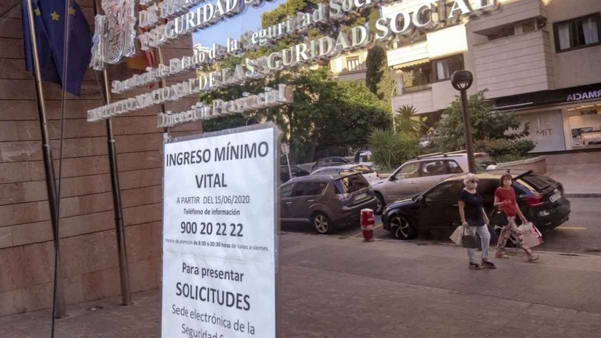 Cartel del Ingreso Mínimo Vital en una oficina de la Seguridad Social