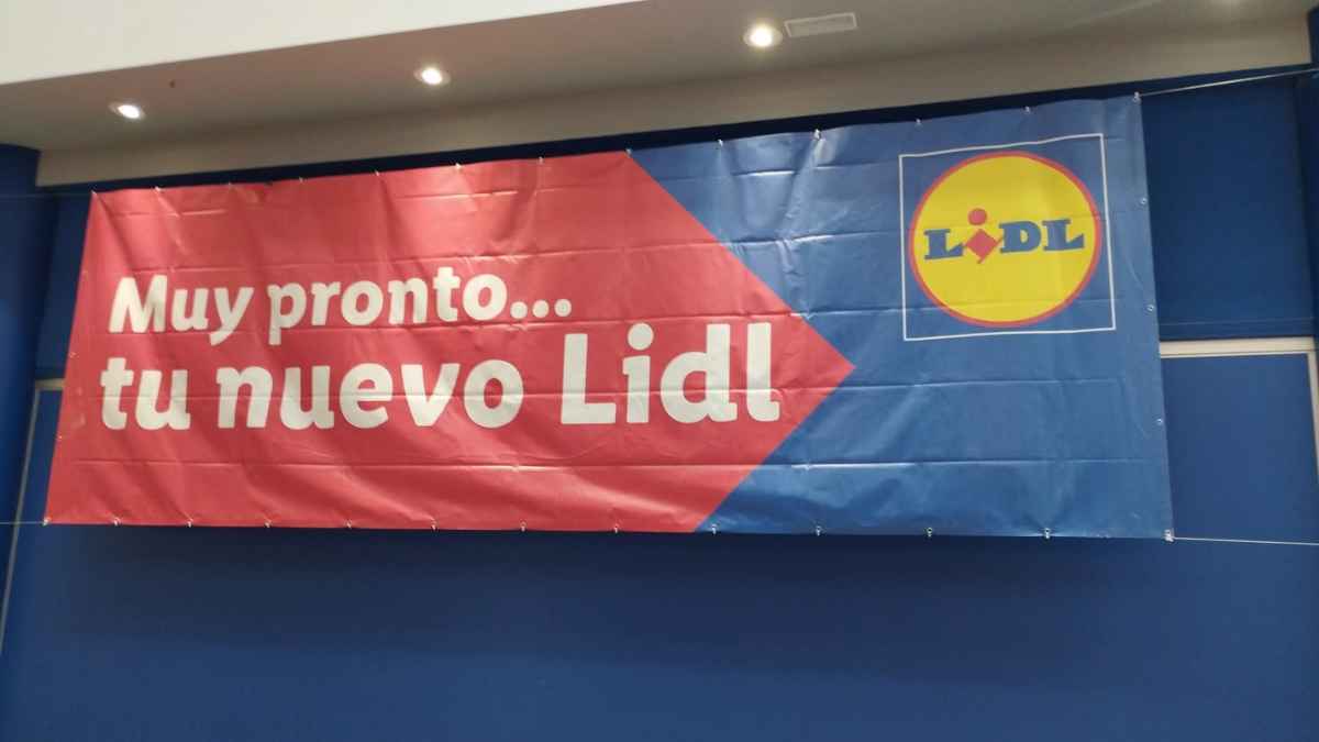Lona anunciando la próxima apertura de un supermercado Lidl en Pinto