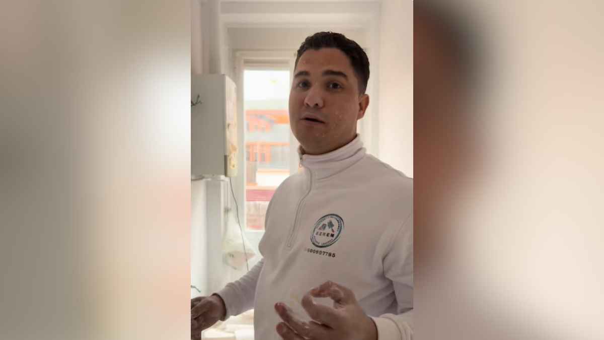 Pintor cubano trabajando en una vivienda de Madrid durante una reforma