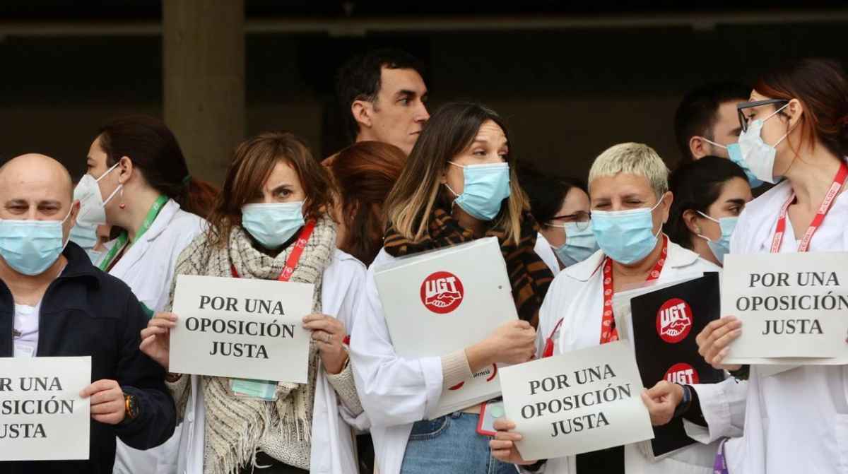 Enfermeros con carteles reclamando una oposición justa tras la anulación de una pregunta en el examen