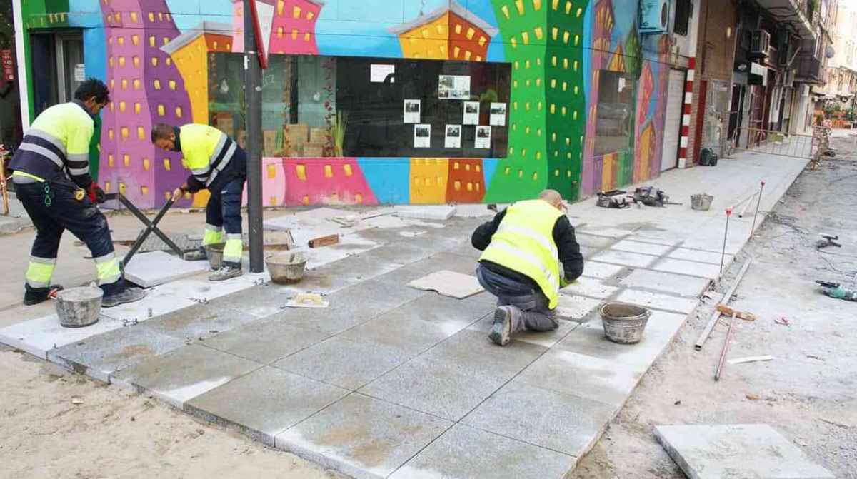 Operarios realizando trabajos de albañilería en Puertollano durante un proceso de selección municipal