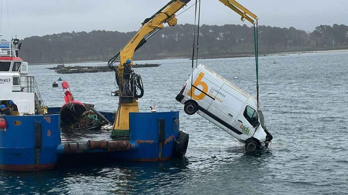 Furgoneta de repartidor de Amazon siendo retirada del mar tras seguir el GPS hasta el sendero The Broomway en Essex