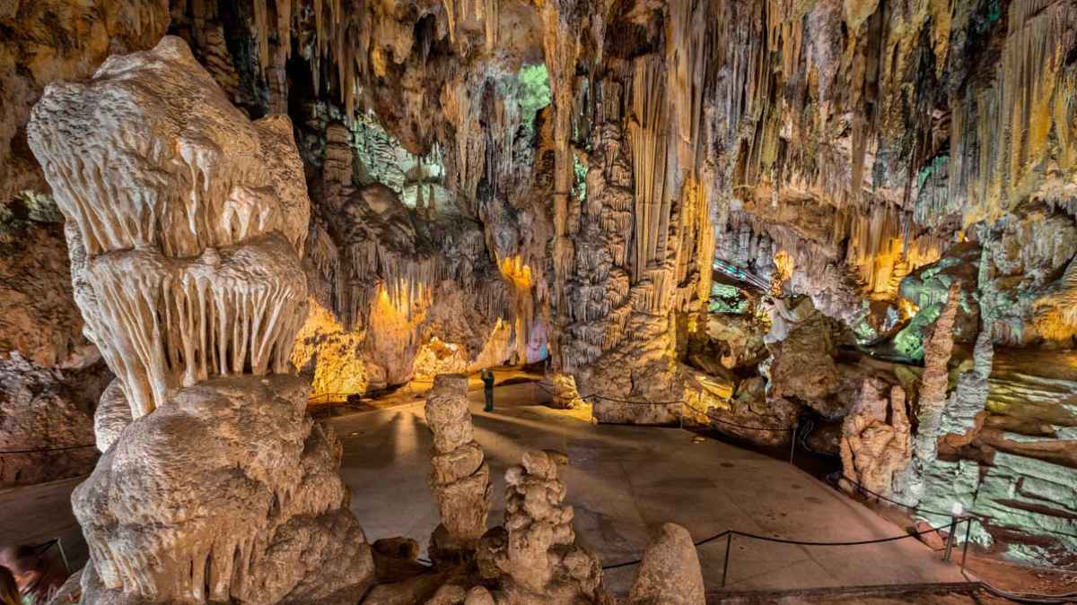 Interior de la Cueva de Nerja, donde se abren puestos de trabajo con contrato indefinido
