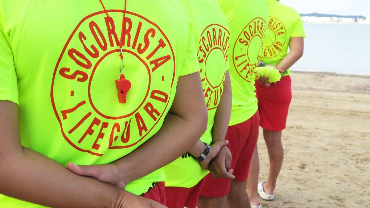 Socorristas trabajando en una playa de Ibiza durante la temporada turística