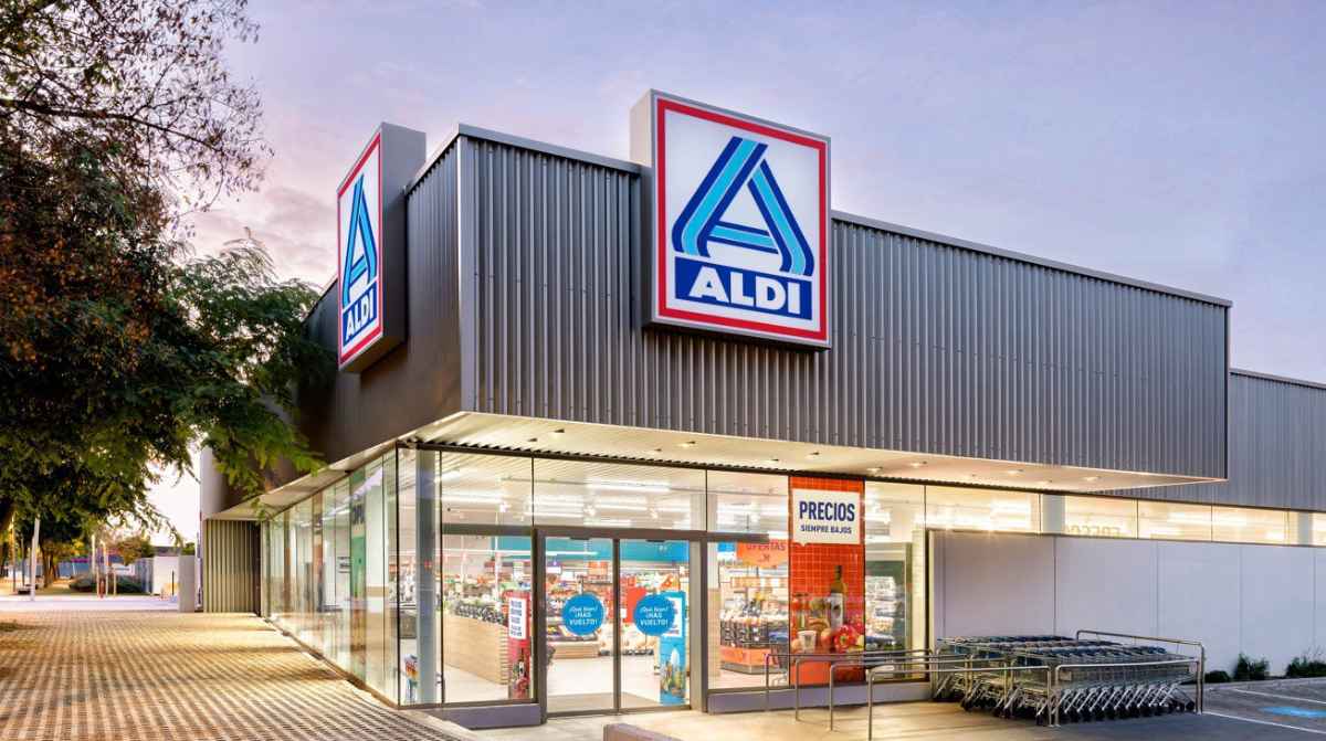 Fachada de supermercado Aldi en España donde se ofertan 1.100 puestos de trabajo
