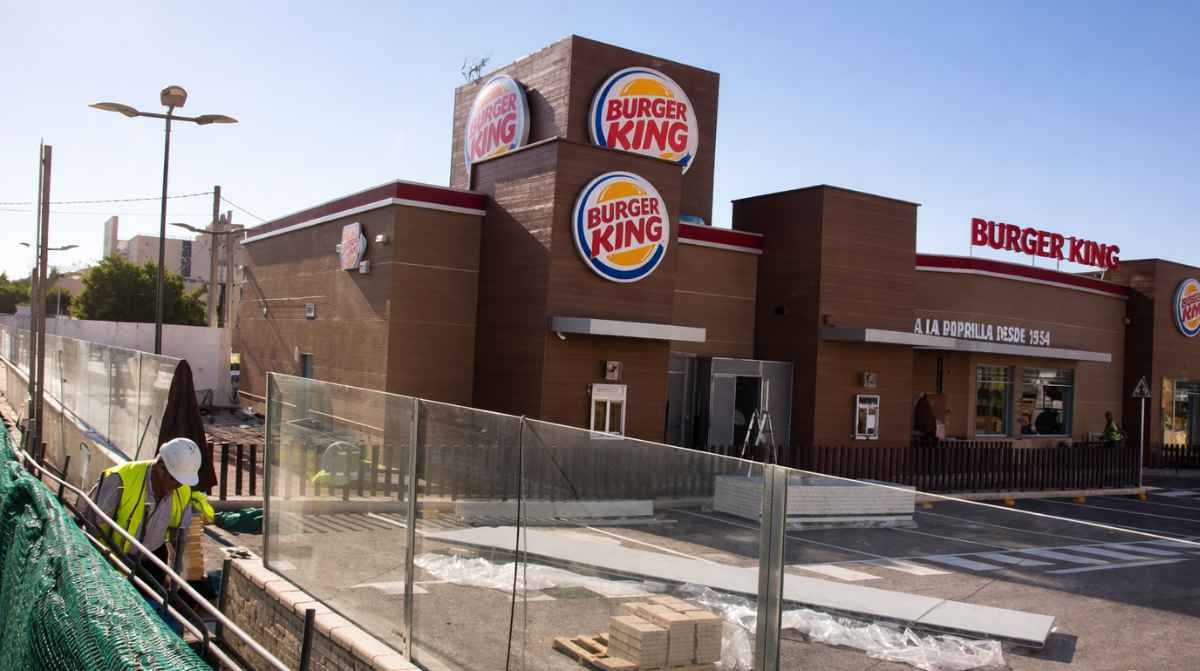 Nuevo restaurante de Burger King en Cabra durante los trabajos previos a su apertura con 25 empleos previstos