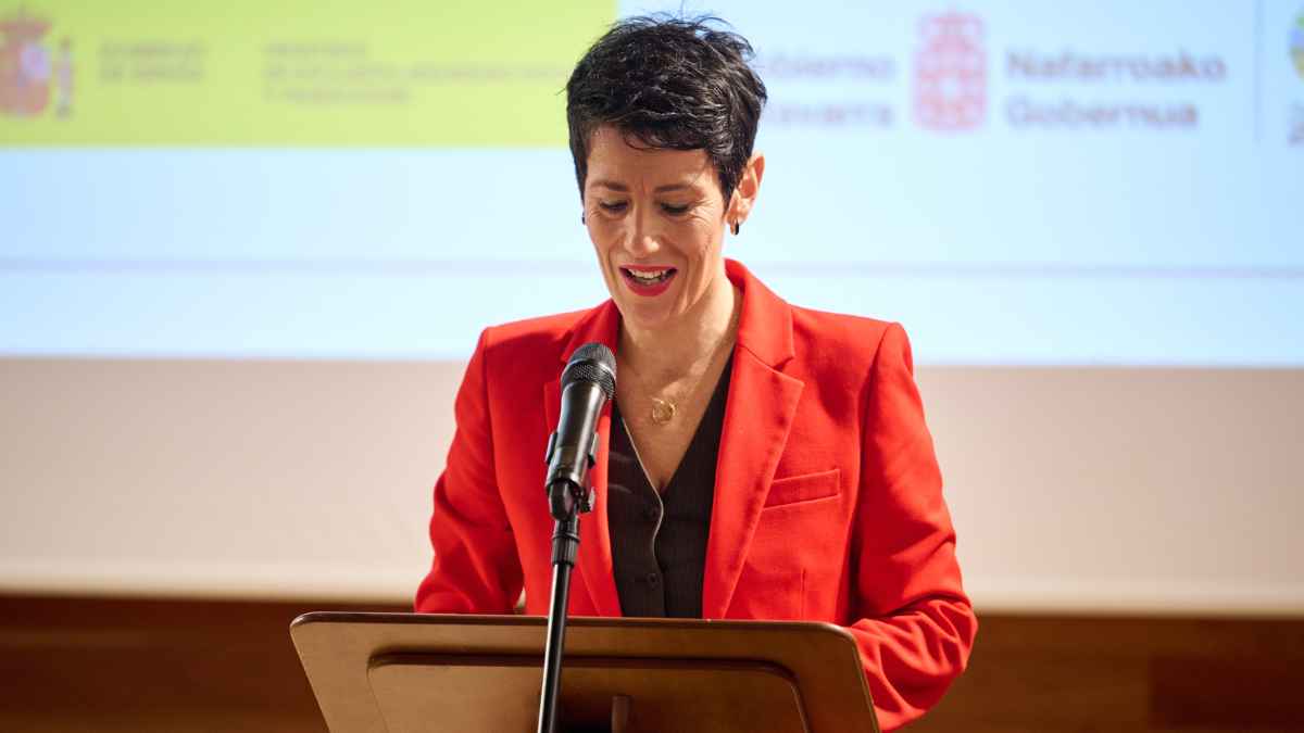 Representante de la Seguridad Social informando sobre el aumento del 20% en la pensión por incapacidad permanente