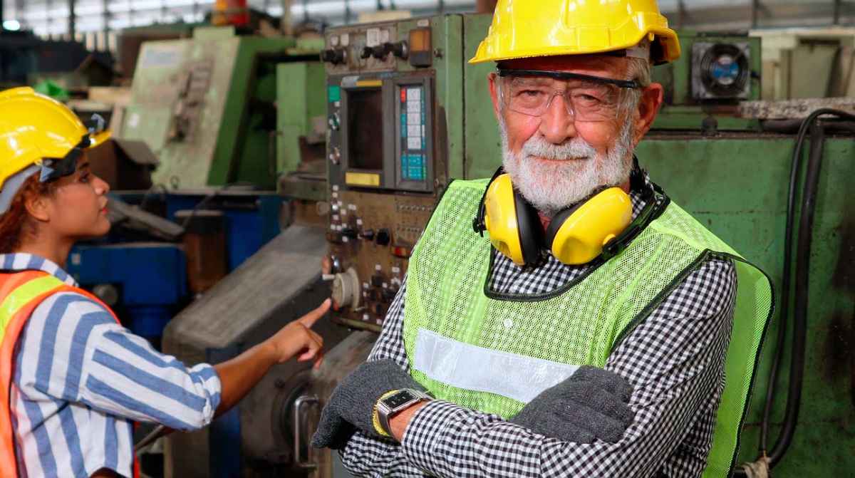 Trabajador mayor en fábrica que retrasa su jubilación para cobrar el cheque de la Seguridad Social