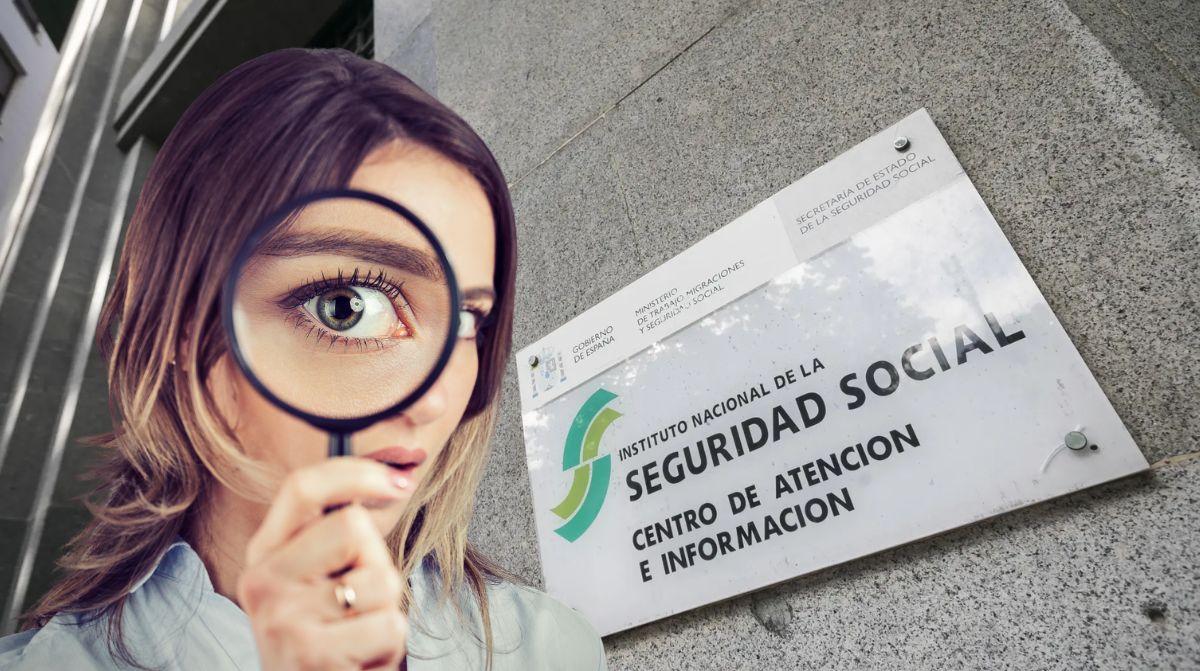 Mujer con lupa frente al cartel del INSS por el control de bajas médicas de la Seguridad Social