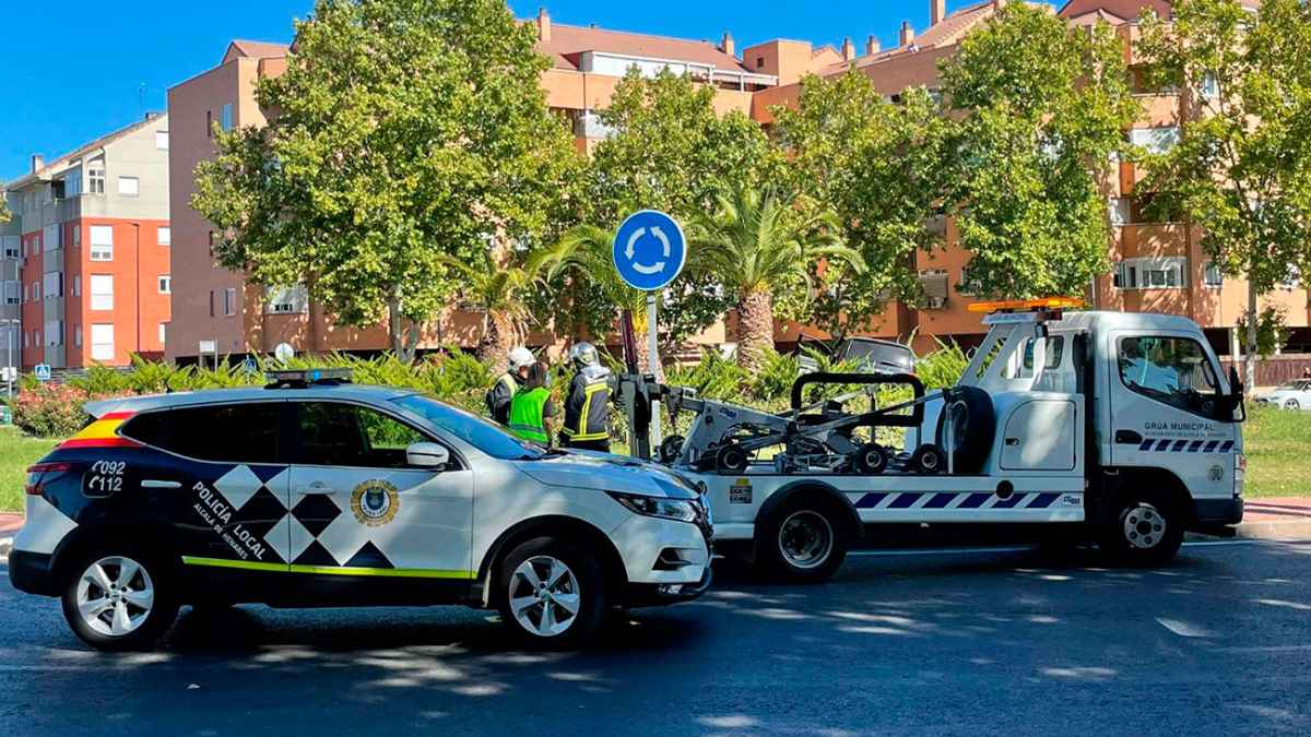 Grúa municipal de Alcalá de Henares durante un servicio con presencia de Policía Local