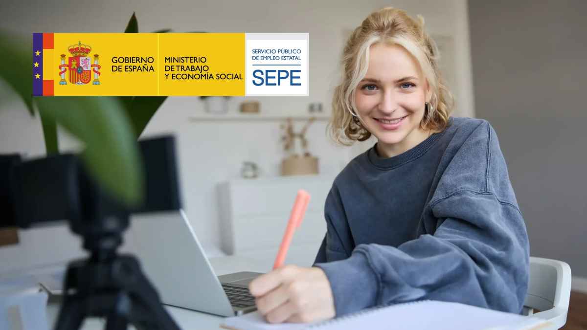 Persona realizando un curso online del SEPE desde casa para obtener un certificado de profesionalidad