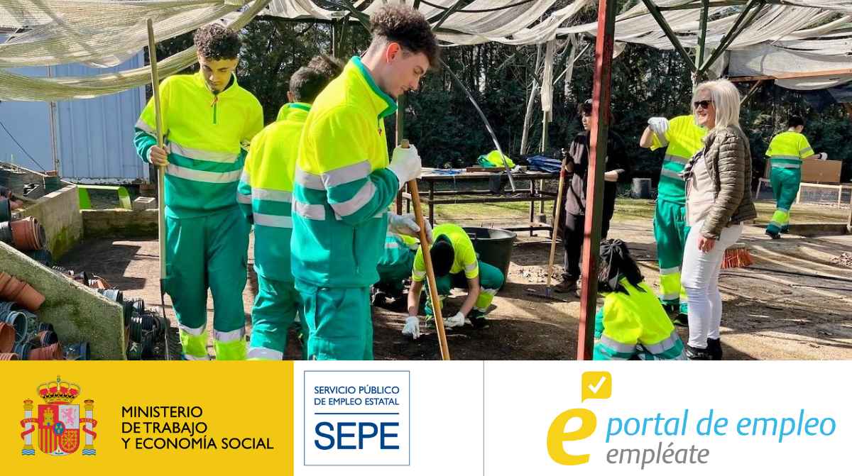 Trabajadores con uniforme de alta visibilidad en una oferta de empleo del SEPE sin estudios ni experiencia