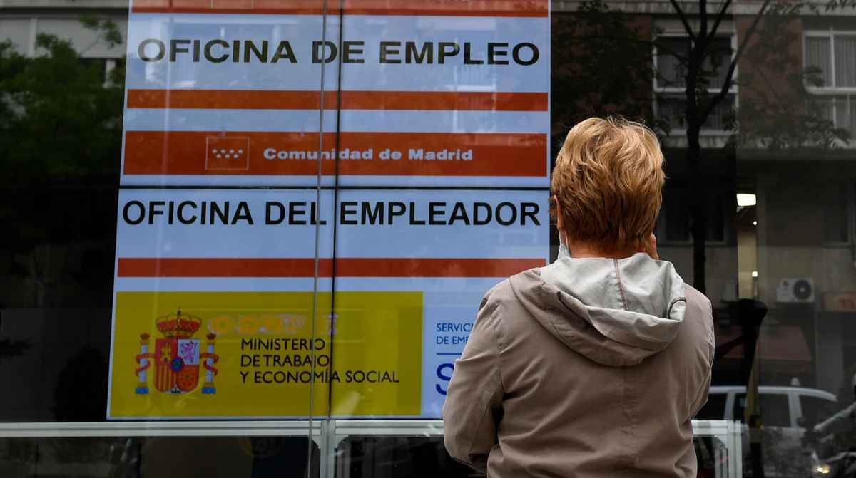 Mujer frente a oficina del SEPE solicitando la ayuda de 480 euros para mayores de 45 años