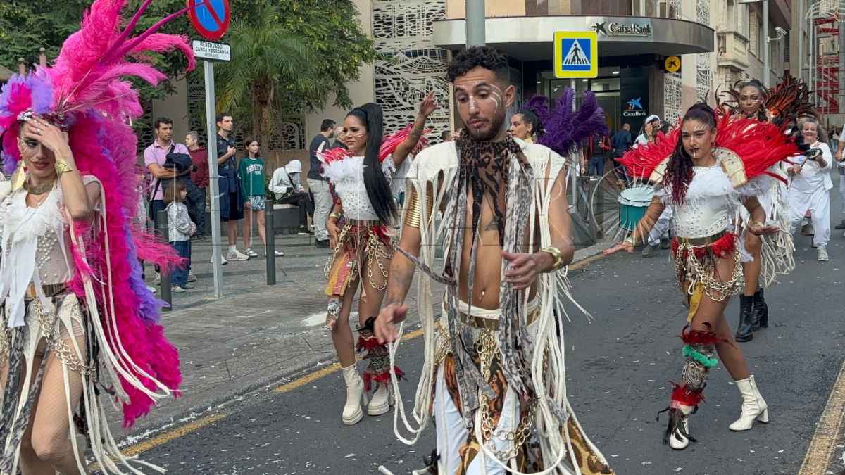 Artistas de las artes escénicas durante una actuación callejera, colectivo beneficiario de la ayuda del SEPE