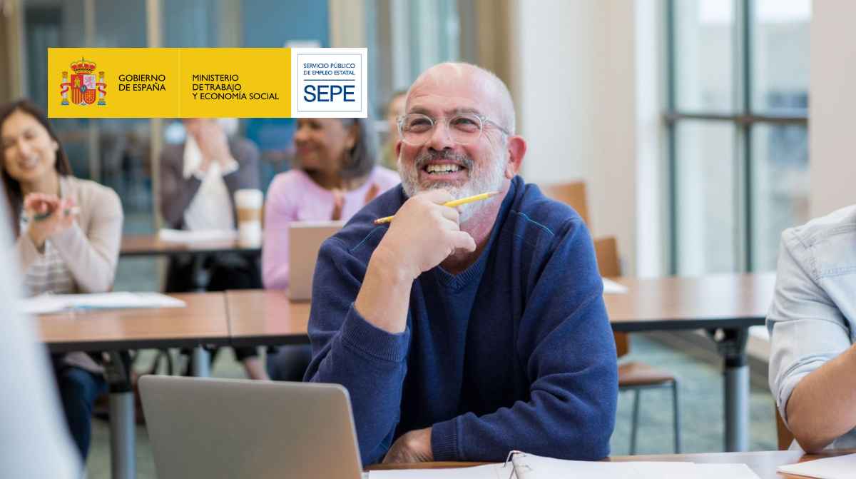 Alumno mayor de 45 años realizando un curso online gratuito del SEPE desde casa