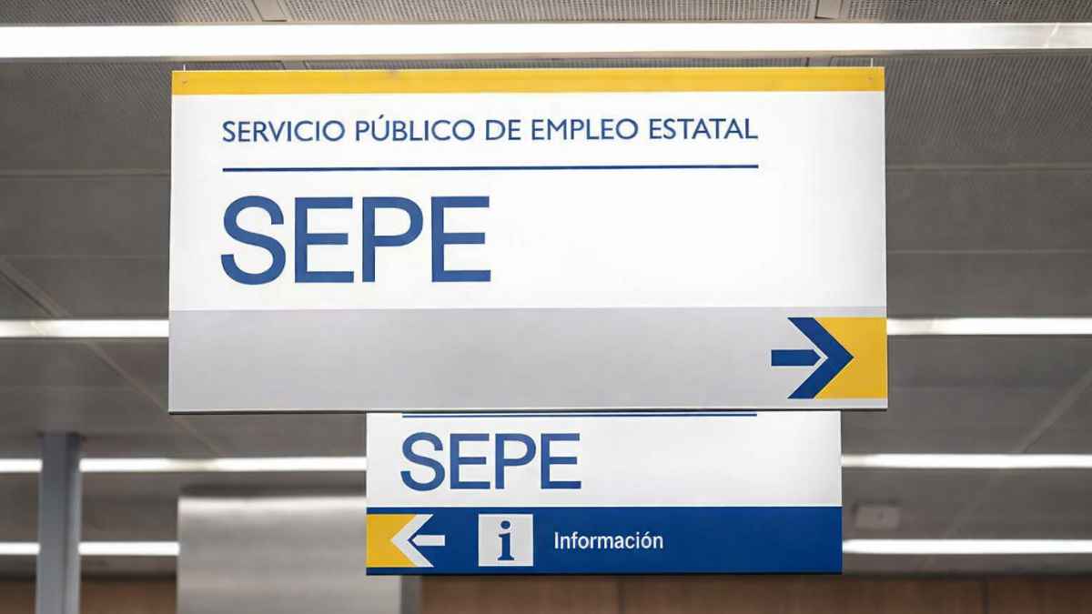 Cartel del SEPE en una oficina del Servicio Público de Empleo Estatal sobre el subsidio para mayores de 52 años