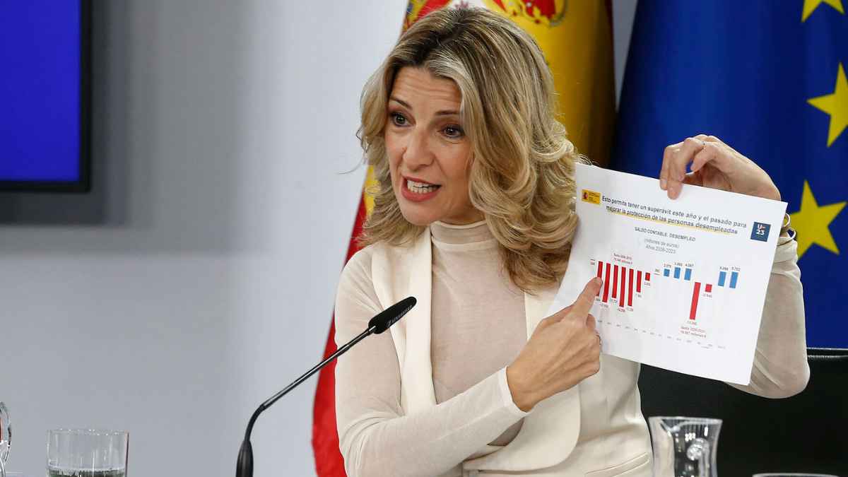 Representante de empleo explicando un complemento del SEPE para desempleados que aceptan un trabajo