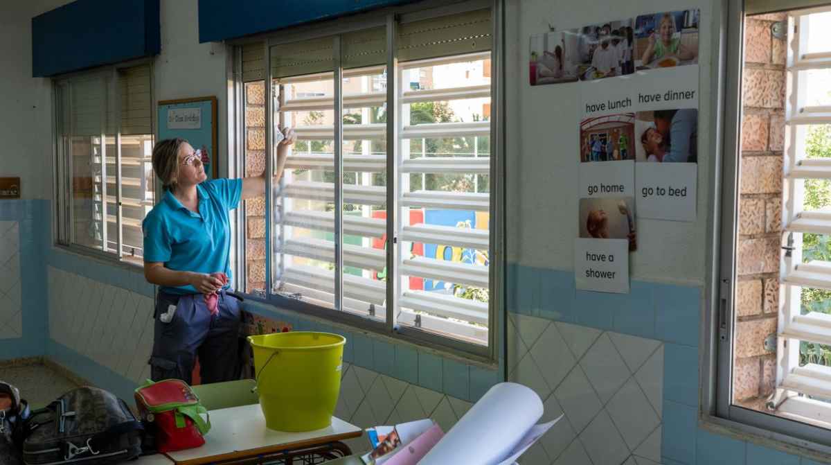 Trabajadora realizando tareas de limpieza en un colegio tras nuevas ofertas de empleo del SEPE