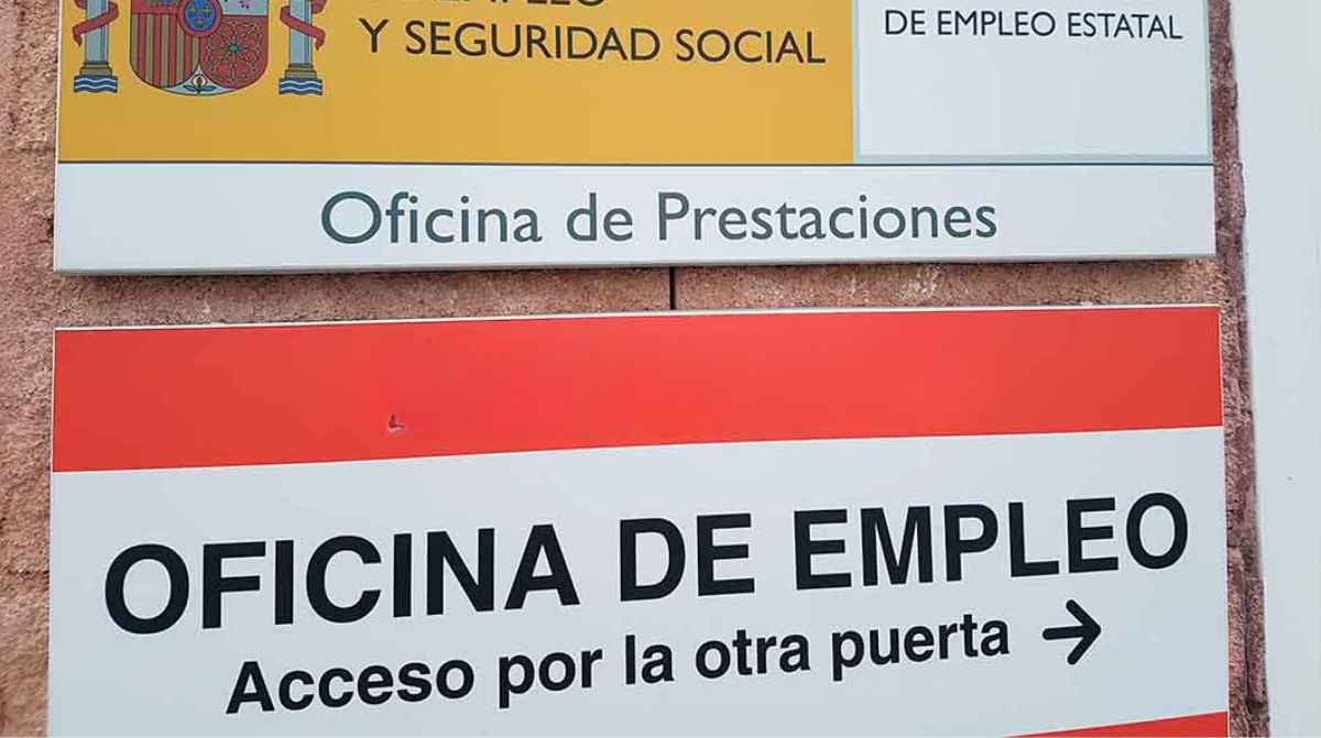 Oficina de empleo del SEPE con cartel de prestaciones y acceso al público