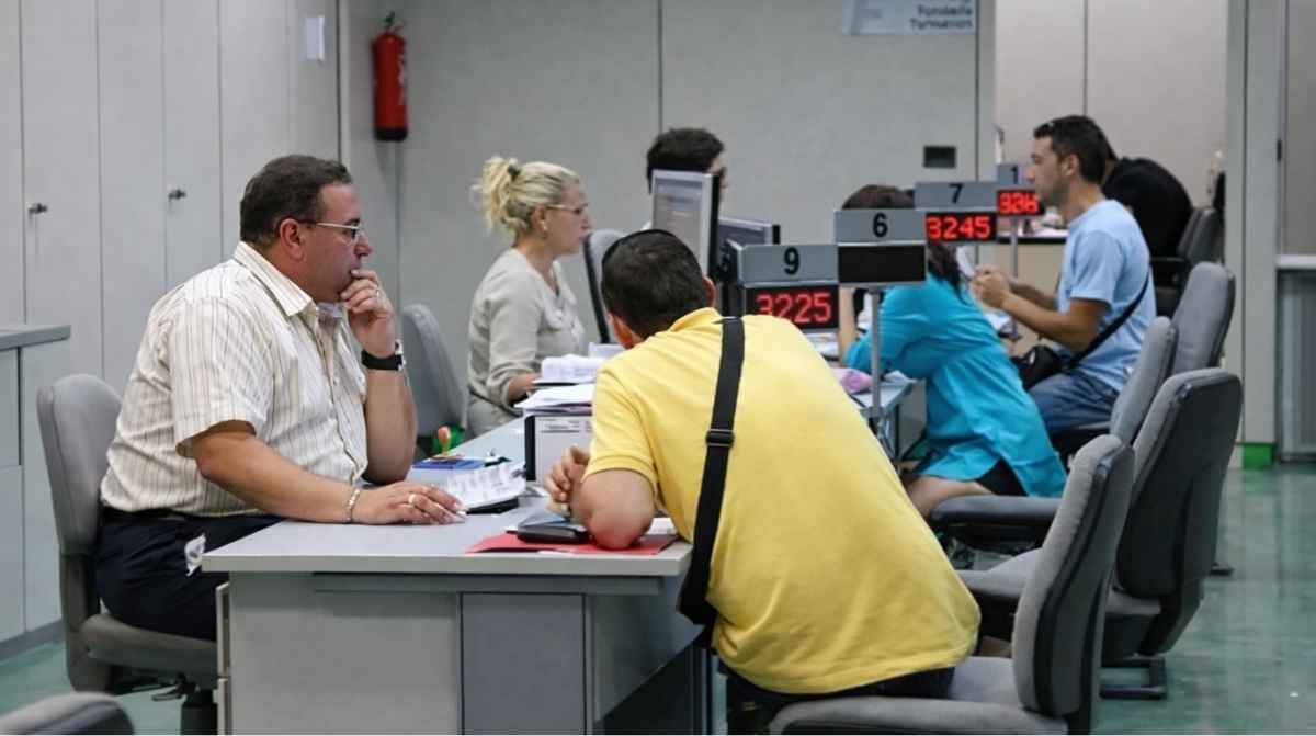 Oficina del SEPE con personas realizando trámites para seguir cobrando la prestación a los 65 años