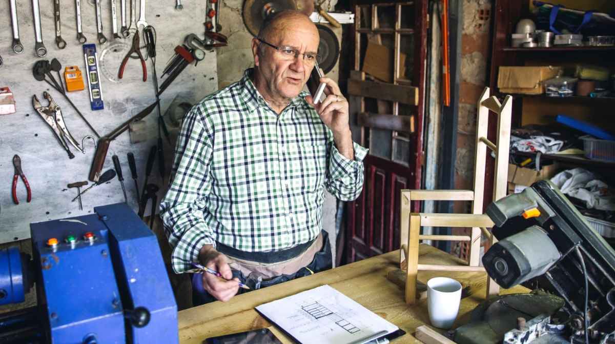 Autónomo mayor de 52 años en su taller afectado por los requisitos del subsidio del SEPE