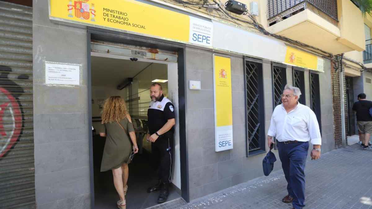 Oficina del SEPE con ciudadanos accediendo para trámites del subsidio para mayores de 52 años