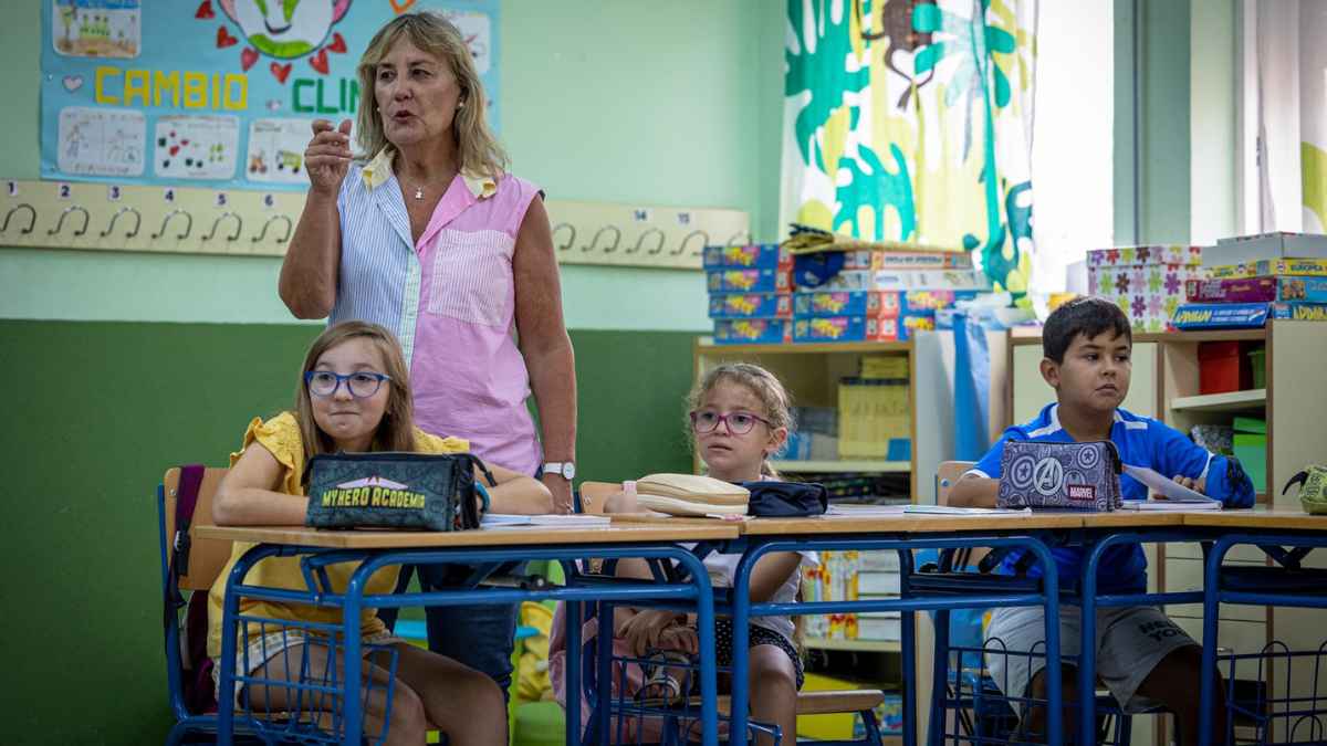 Docente imparte clase en un centro de educación concertada en Andalucía tras la subida salarial del 1,5%